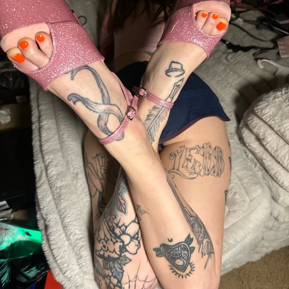 Hello Girlies - Picture 3 of 15